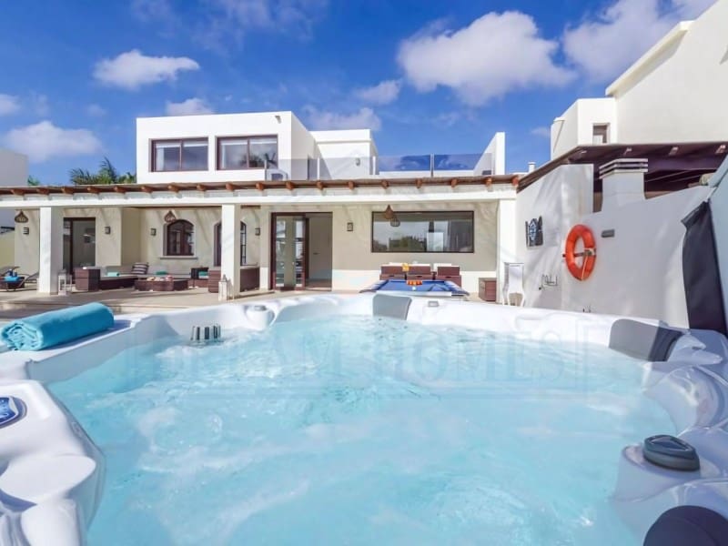 4 soveværelse Villa til salg i Playa Blanca med swimmingpool - € 669.500 (Ref: 9129931)