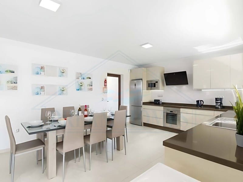 4 soveværelse Villa til salg i Playa Blanca med swimmingpool - € 669.500 (Ref: 9129931)