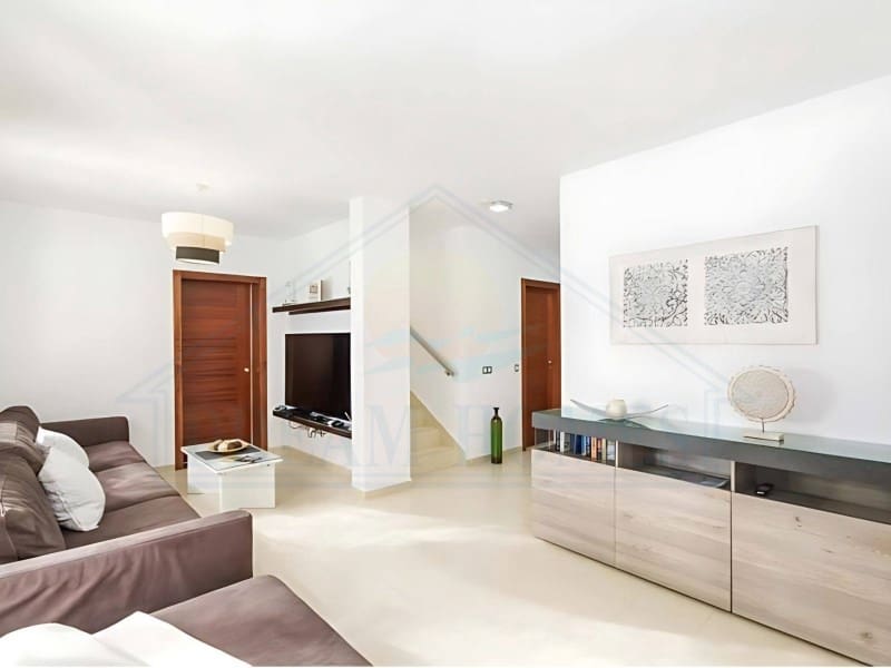 4 soveværelse Villa til salg i Playa Blanca med swimmingpool - € 669.500 (Ref: 9129931)