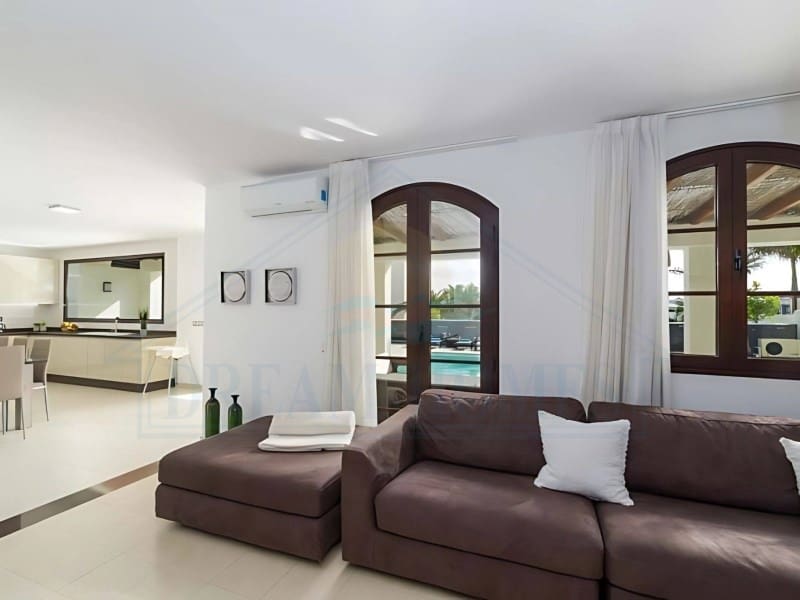 4 soveværelse Villa til salg i Playa Blanca med swimmingpool - € 669.500 (Ref: 9129931)