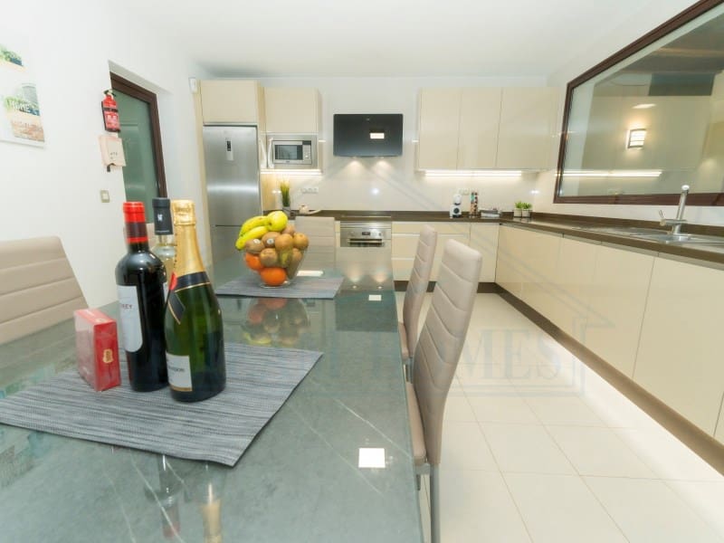 4 soveværelse Villa til salg i Playa Blanca med swimmingpool - € 669.500 (Ref: 9129931)