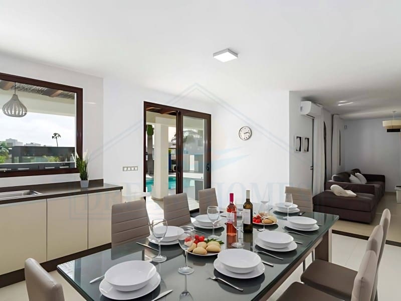 4 soveværelse Villa til salg i Playa Blanca med swimmingpool - € 669.500 (Ref: 9129931)