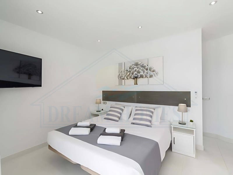 4 soveværelse Villa til salg i Playa Blanca med swimmingpool - € 669.500 (Ref: 9129931)