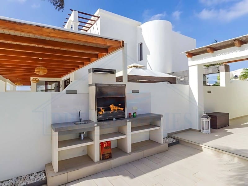 4 soveværelse Villa til salg i Playa Blanca med swimmingpool - € 669.500 (Ref: 9129931)