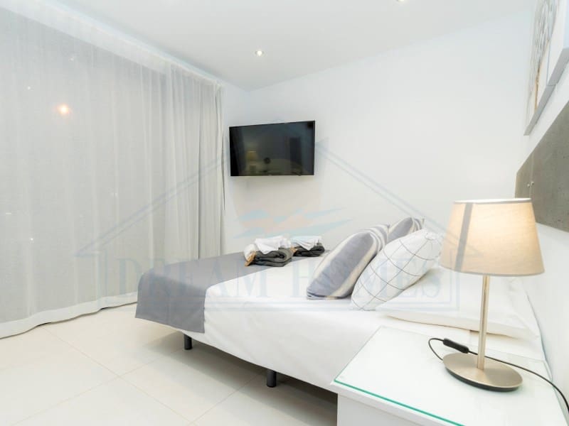 4 soveværelse Villa til salg i Playa Blanca med swimmingpool - € 669.500 (Ref: 9129931)