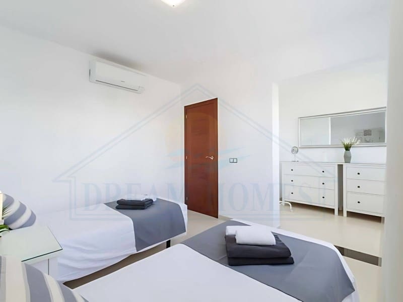 4 soveværelse Villa til salg i Playa Blanca med swimmingpool - € 669.500 (Ref: 9129931)