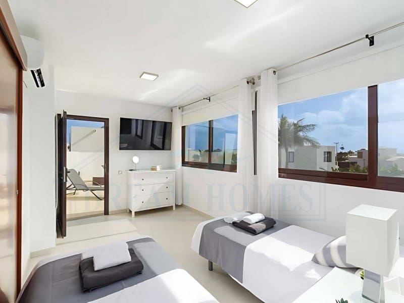 4 soveværelse Villa til salg i Playa Blanca med swimmingpool - € 669.500 (Ref: 9129931)