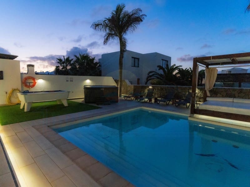 4 soveværelse Villa til salg i Playa Blanca med swimmingpool - € 669.500 (Ref: 9129931)