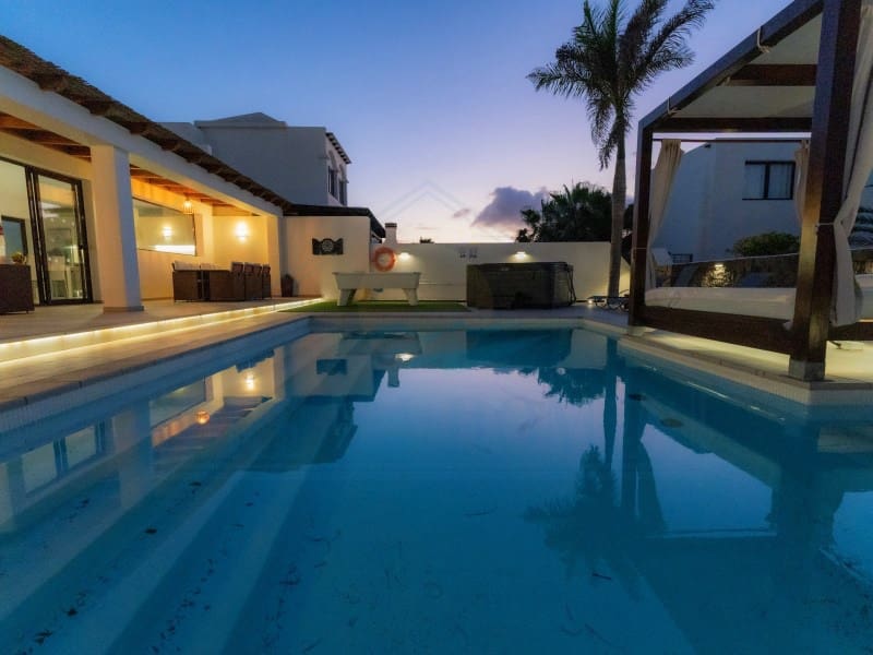 4 soveværelse Villa til salg i Playa Blanca med swimmingpool - € 669.500 (Ref: 9129931)