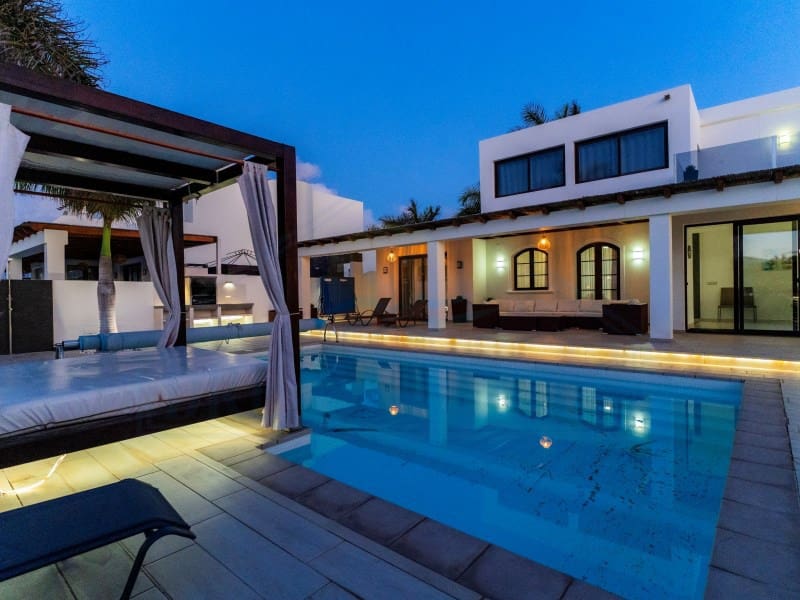 4 soveværelse Villa til salg i Playa Blanca med swimmingpool - € 669.500 (Ref: 9129931)