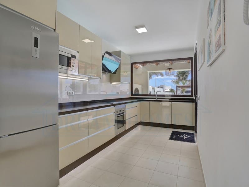 3 soveværelse Villa til salg i Playa Blanca med swimmingpool - € 597.400 (Ref: 9129932)