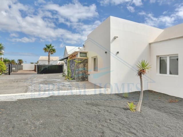 5 soverom Villa til salgs i Playa Blanca, Yaiza med svømmebasseng - € 880 000 (Ref: 9308704)