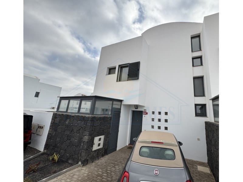 2 slaapkamer Appartement te koop in Costa Teguise met zwembad - € 410.000 (Ref: 9400841)