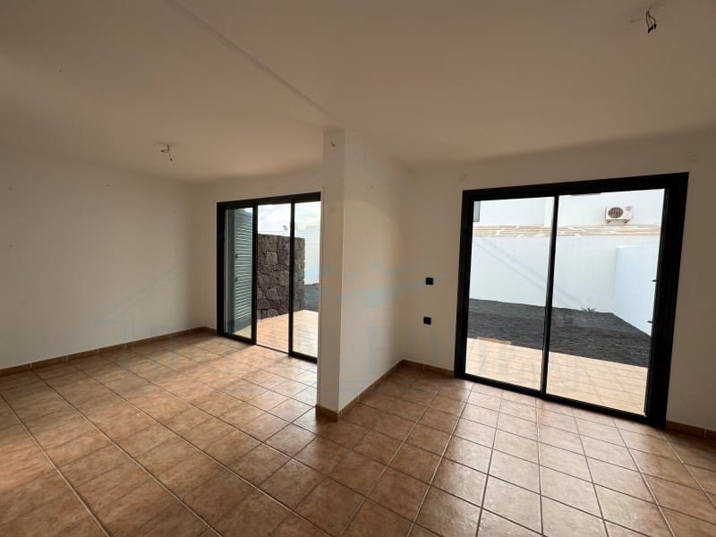 2 slaapkamer Appartement te koop in Costa Teguise met zwembad - € 410.000 (Ref: 9400841)
