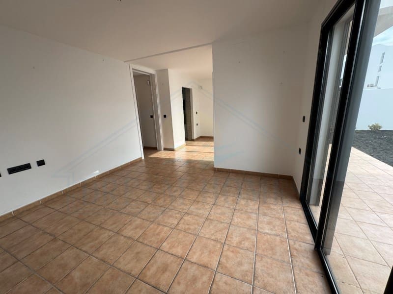 2 slaapkamer Appartement te koop in Costa Teguise met zwembad - € 410.000 (Ref: 9400841)