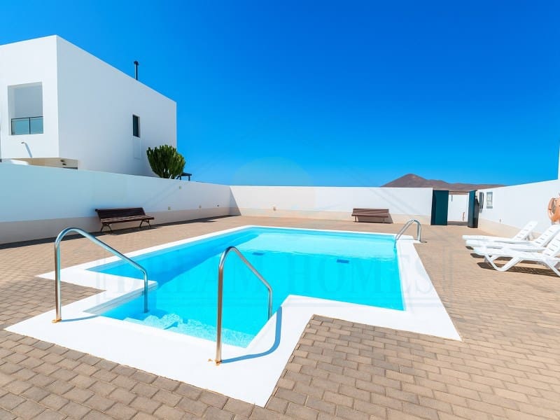 2 slaapkamer Appartement te koop in Costa Teguise met zwembad - € 410.000 (Ref: 9400841)