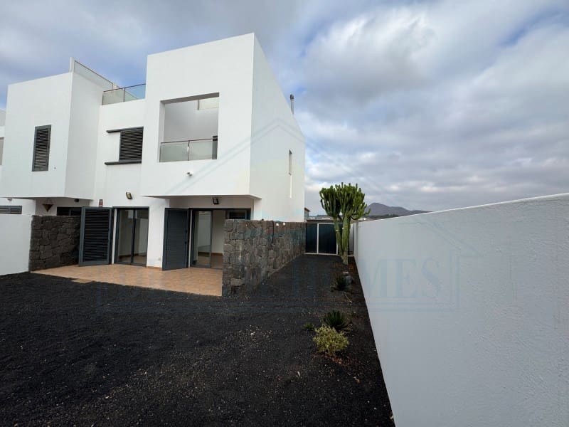 2 slaapkamer Appartement te koop in Costa Teguise met zwembad - € 410.000 (Ref: 9400841)
