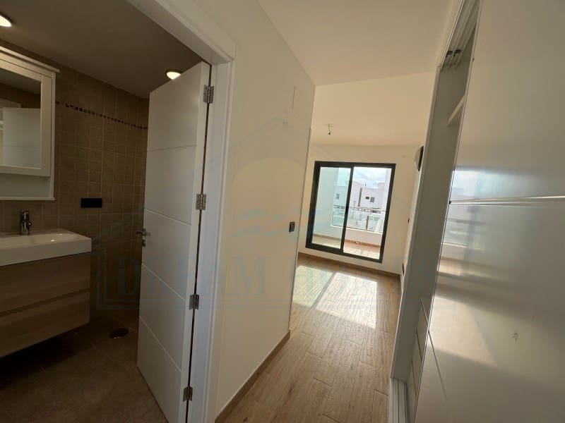 2 slaapkamer Appartement te koop in Costa Teguise met zwembad - € 410.000 (Ref: 9400841)