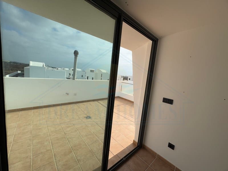 2 slaapkamer Appartement te koop in Costa Teguise met zwembad - € 410.000 (Ref: 9400841)