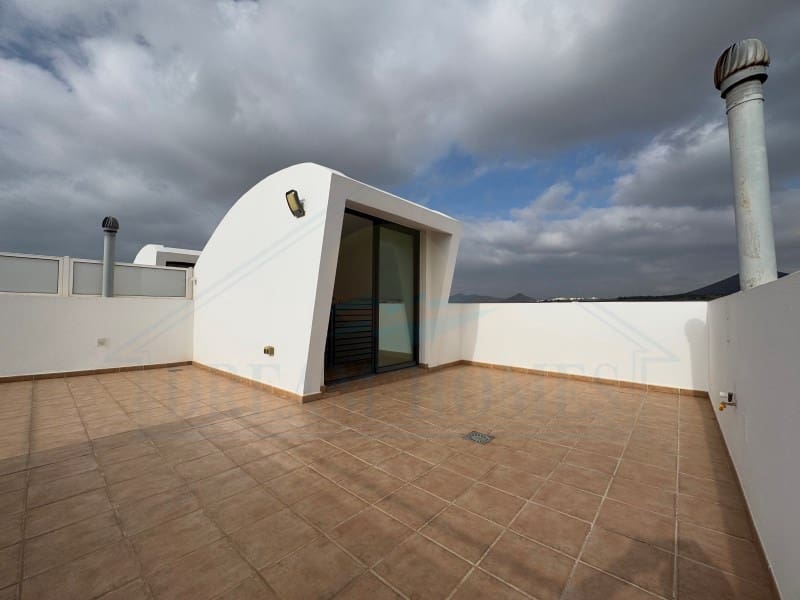 2 slaapkamer Appartement te koop in Costa Teguise met zwembad - € 410.000 (Ref: 9400841)