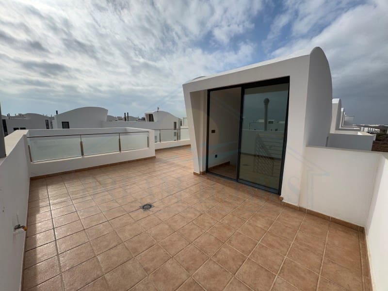 2 slaapkamer Appartement te koop in Costa Teguise met zwembad - € 410.000 (Ref: 9400841)
