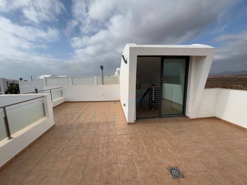 2 slaapkamer Appartement te koop in Costa Teguise met zwembad - € 410.000 (Ref: 9400841)