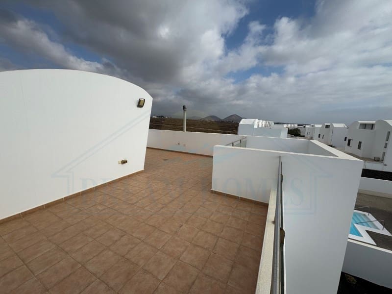 2 slaapkamer Appartement te koop in Costa Teguise met zwembad - € 410.000 (Ref: 9400841)