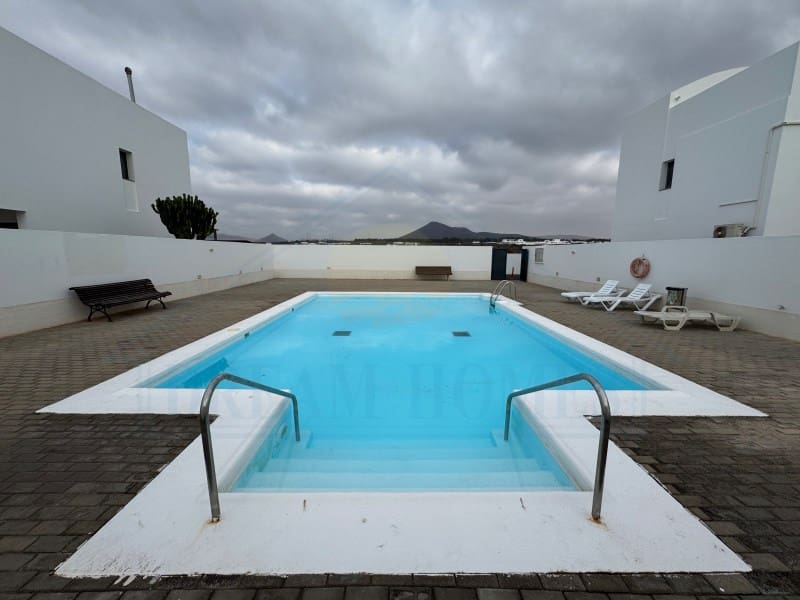 2 slaapkamer Appartement te koop in Costa Teguise met zwembad - € 410.000 (Ref: 9400841)