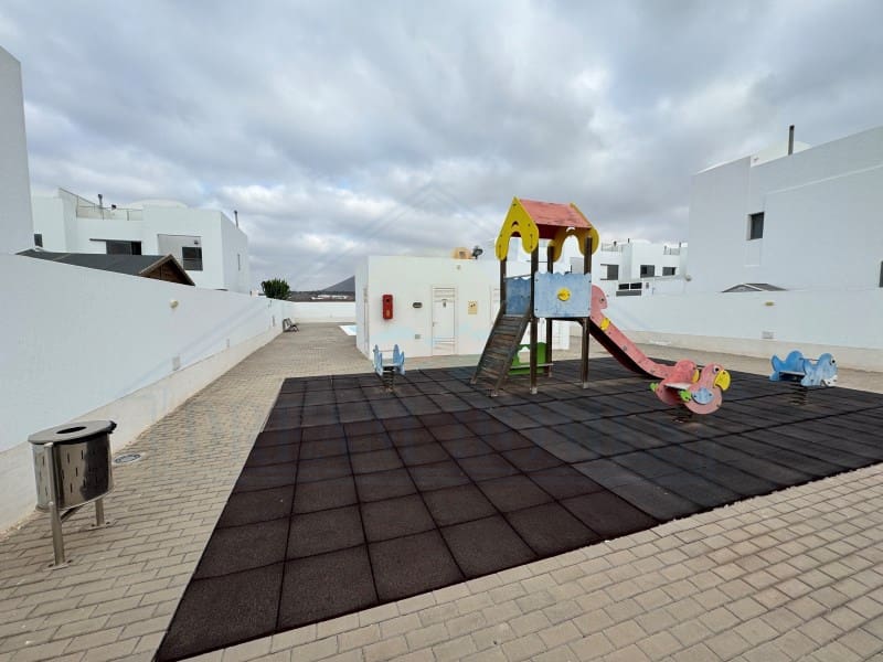 2 slaapkamer Appartement te koop in Costa Teguise met zwembad - € 410.000 (Ref: 9400841)