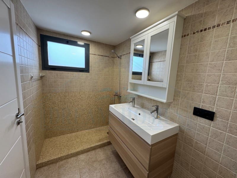 2 slaapkamer Appartement te koop in Costa Teguise met zwembad - € 410.000 (Ref: 9400841)