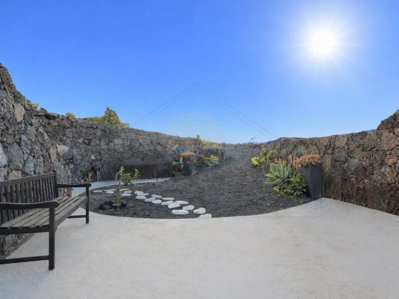 2 bedroom Finca/Country House for sale in Tinajo - € 380,000 (Ref: 9679785)