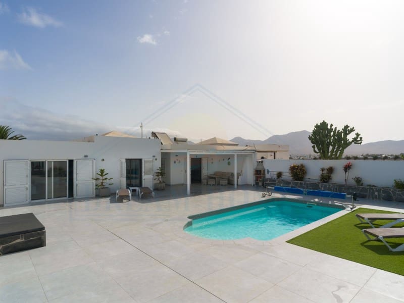 Casa de 3 habitaciones en Playa Blanca en venta con piscina - 440.000 € (Ref: 9986825)