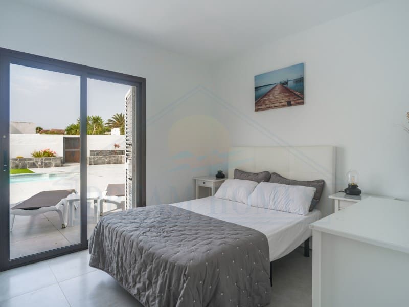 Casa de 3 habitaciones en Playa Blanca en venta con piscina - 440.000 € (Ref: 9986825)