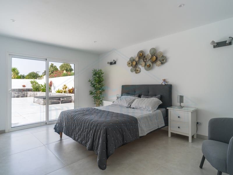 Casa de 3 habitaciones en Playa Blanca en venta con piscina - 440.000 € (Ref: 9986825)