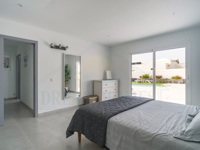 Casa de 3 habitaciones en Playa Blanca en venta con piscina - 440.000 € (Ref: 9986825)