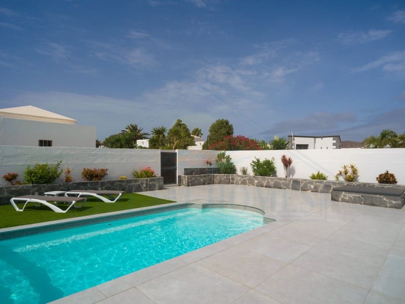 Casa de 3 habitaciones en Playa Blanca en venta con piscina - 440.000 € (Ref: 9986825)