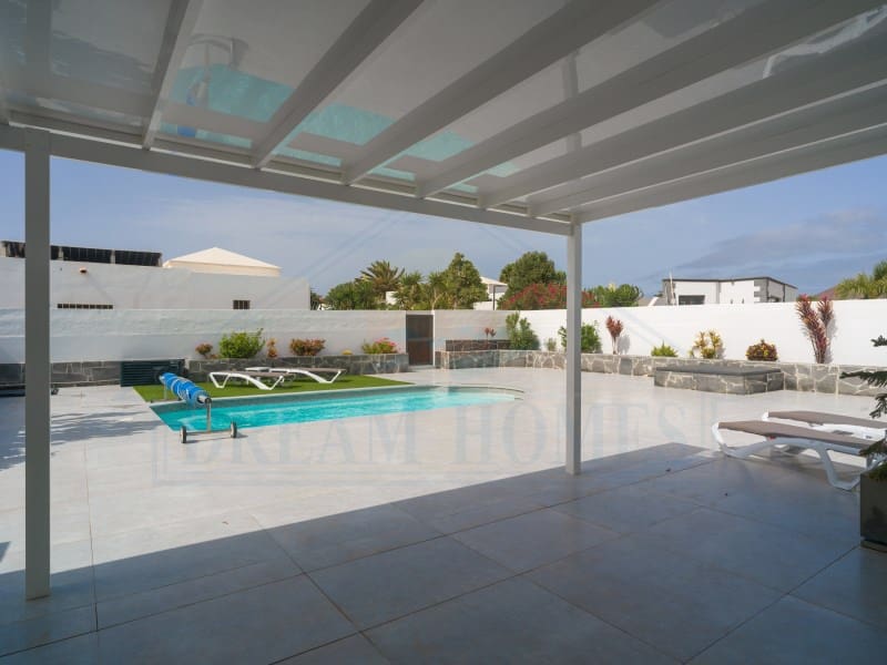 Casa de 3 habitaciones en Playa Blanca en venta con piscina - 440.000 € (Ref: 9986825)