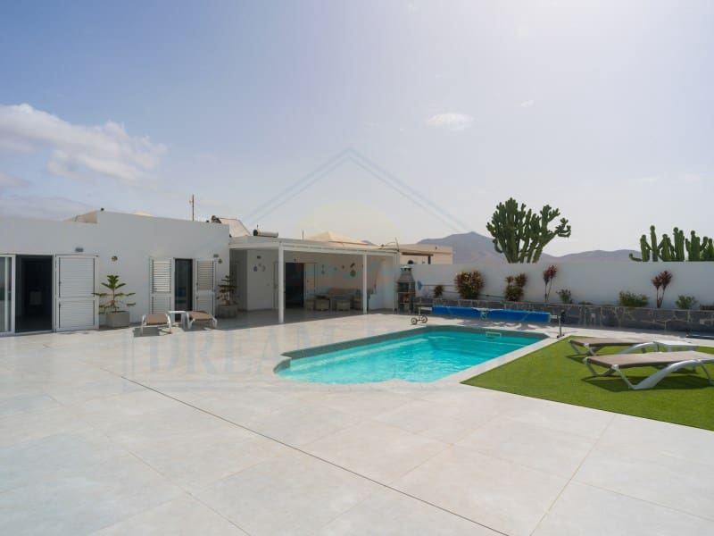 Casa de 3 habitaciones en Playa Blanca en venta con piscina - 440.000 € (Ref: 9986825)