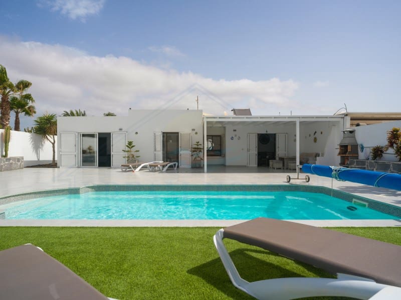 Casa de 3 habitaciones en Playa Blanca en venta con piscina - 440.000 € (Ref: 9986825)