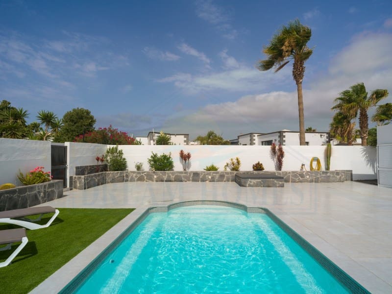 Casa de 3 habitaciones en Playa Blanca en venta con piscina - 440.000 € (Ref: 9986825)