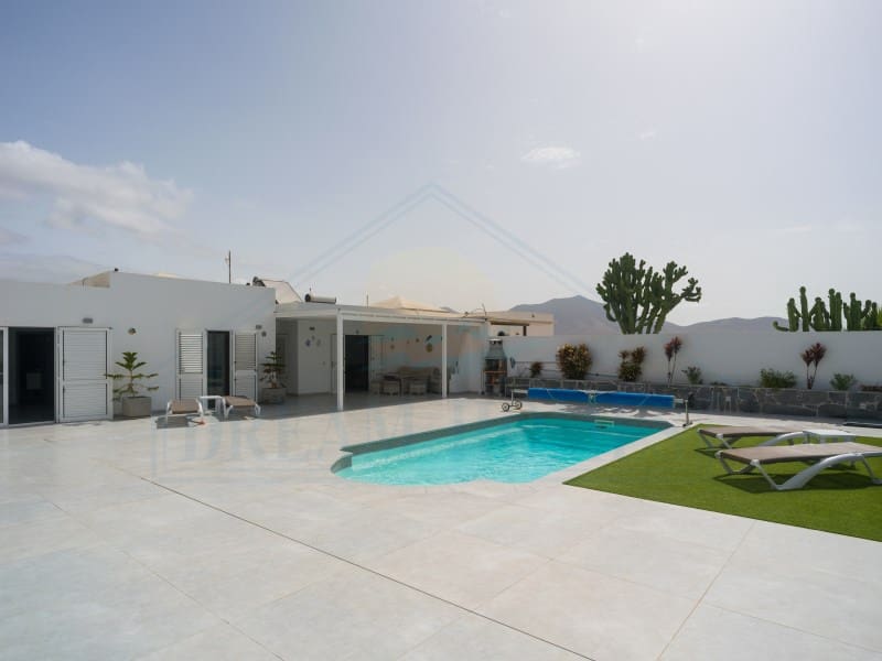 Casa de 3 habitaciones en Playa Blanca en venta con piscina - 440.000 € (Ref: 9986825)