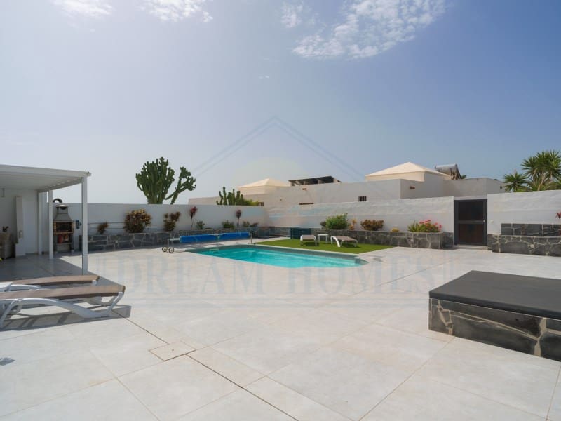Casa de 3 habitaciones en Playa Blanca en venta con piscina - 440.000 € (Ref: 9986825)
