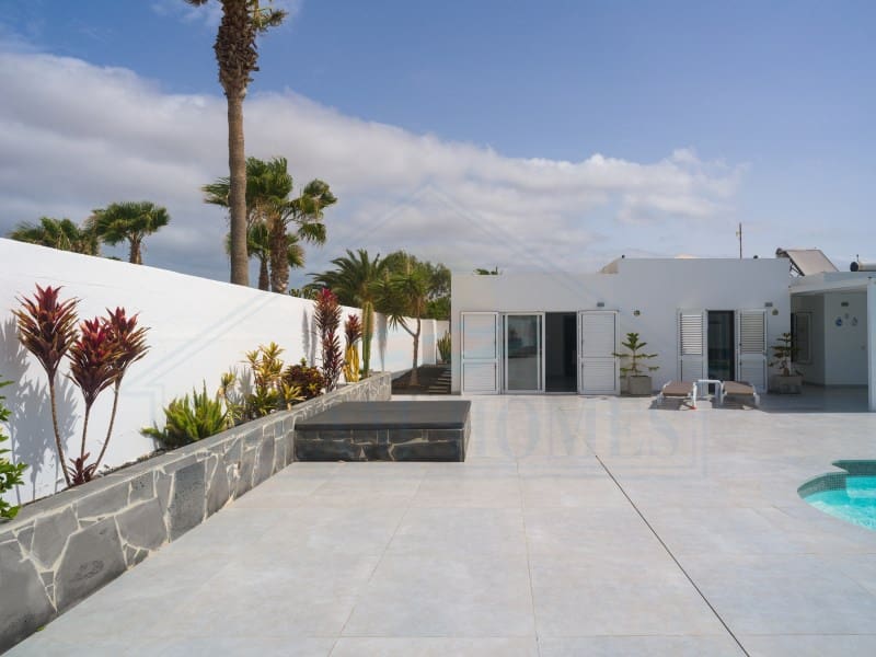 Casa de 3 habitaciones en Playa Blanca en venta con piscina - 440.000 € (Ref: 9986825)