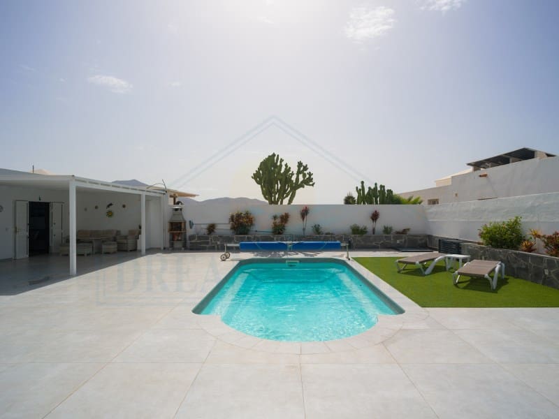 Casa de 3 habitaciones en Playa Blanca en venta con piscina - 440.000 € (Ref: 9986825)