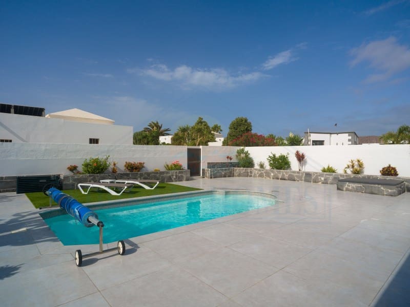 Casa de 3 habitaciones en Playa Blanca en venta con piscina - 440.000 € (Ref: 9986825)