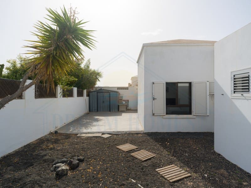 Casa de 3 habitaciones en Playa Blanca en venta con piscina - 440.000 € (Ref: 9986825)