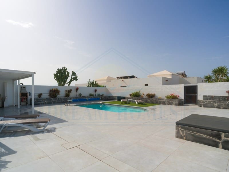 Casa de 3 habitaciones en Playa Blanca en venta con piscina - 440.000 € (Ref: 9986825)