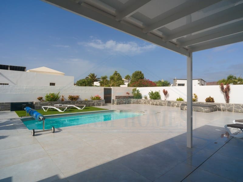 Casa de 3 habitaciones en Playa Blanca en venta con piscina - 440.000 € (Ref: 9986825)