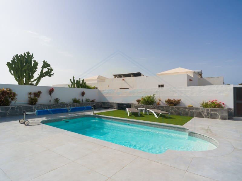 Casa de 3 habitaciones en Playa Blanca en venta con piscina - 440.000 € (Ref: 9986825)