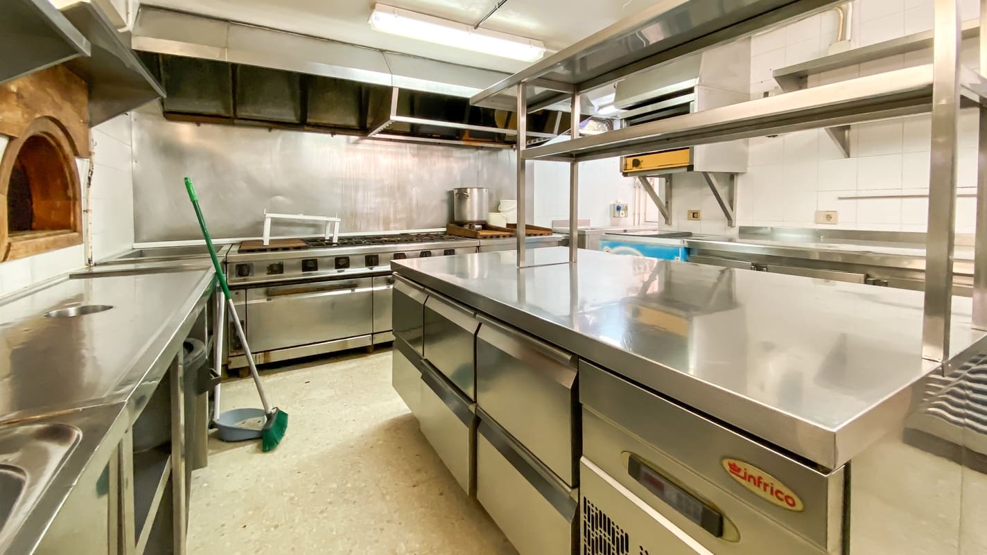 Kaupallinen myytävänä paikassa Puerto del Carmen - 165 000 € (Ref: 6348322)